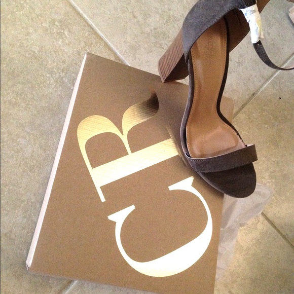 SOLD Monica Ankle Strap Wooden Block Heel Sandals - Picture 2 of 4